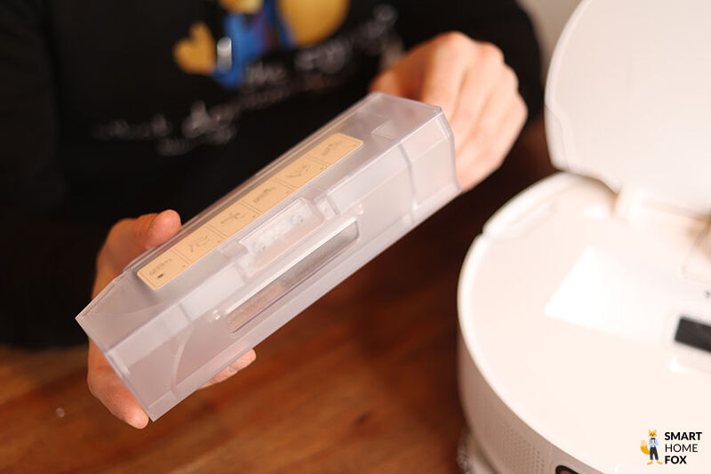 Der mobile Staubbehälter des Dreame L10s Ultra wird in den Händen gehalten.